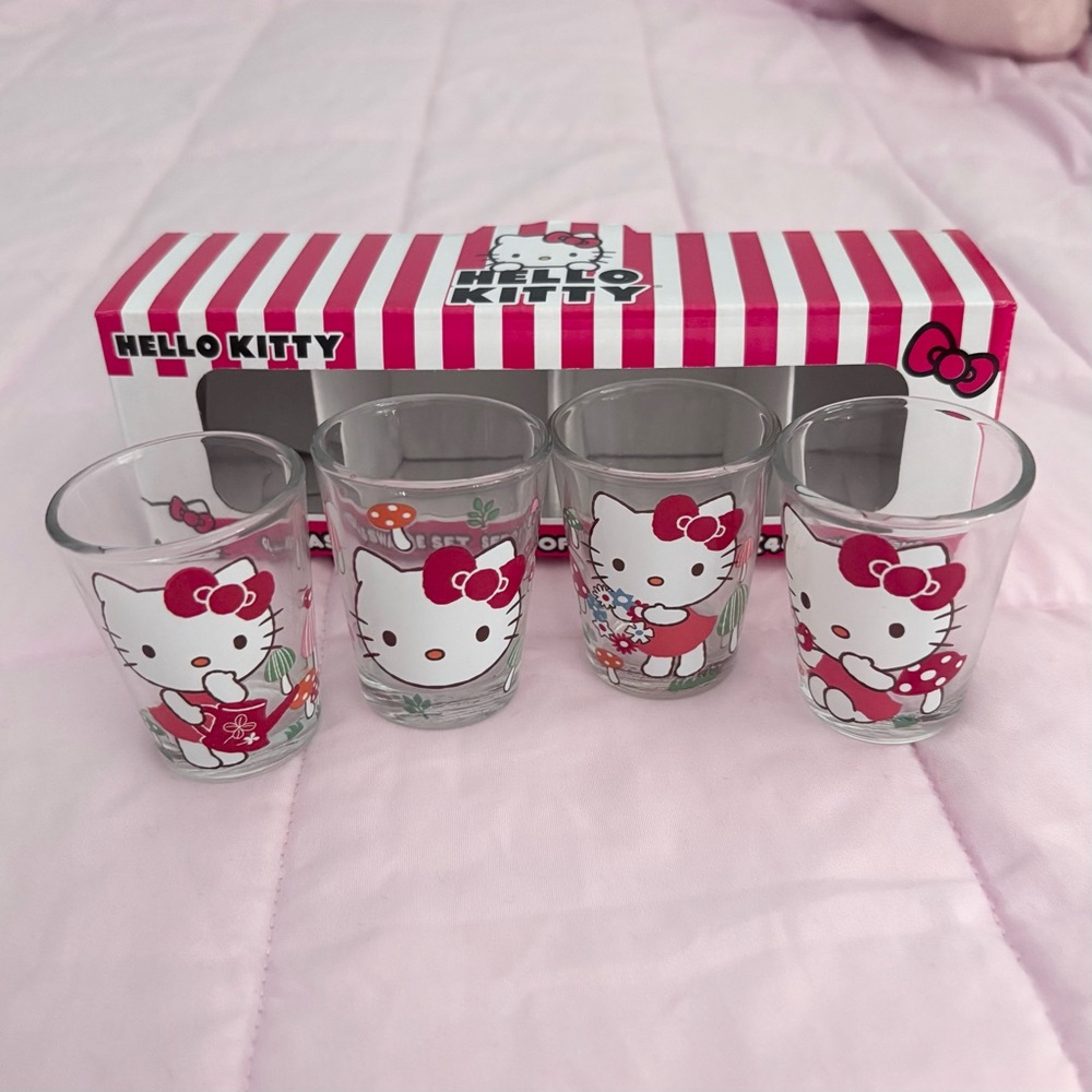 Hello Kitty Shot Glass Set! 4pc
